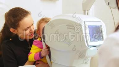 儿童`眼科-眼科医生检查小女孩`视力